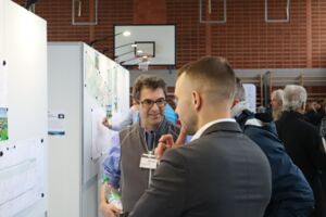 Personen informieren sich vor einer Infotafel