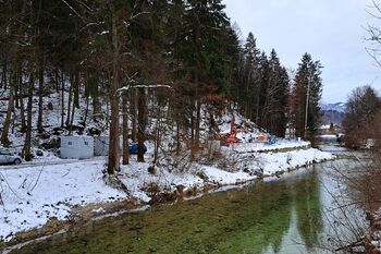 Vom Ufer des Kieferbachs aus arbeiten sich Geologen 170 Meter tief ins Gestein vor. Foto: DB / Reiter