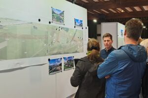 Menschen informieren sich vor einer Papierkarte