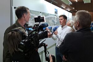 Eine Person wird vom BR interviewt und gefilmt