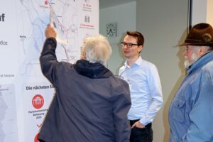 Eine Person fragt anhand einer Karte nach