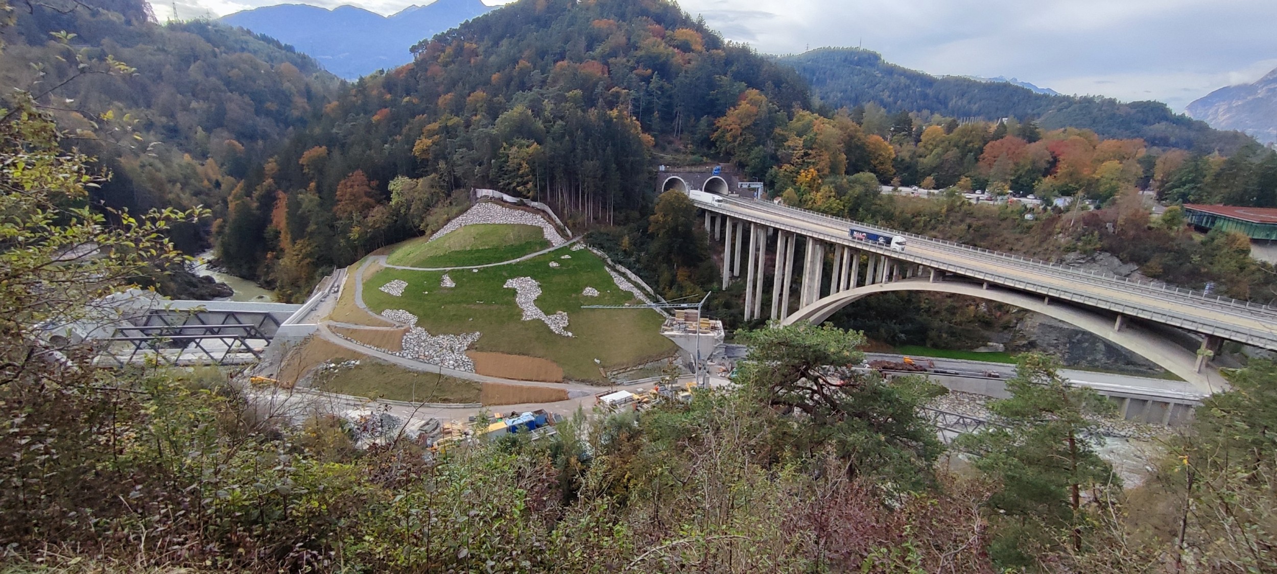 Blick in die Sillschlucht nahe Innsbruck. Links das Nordportal des BBT, rechts eine Autobahnbrücke.