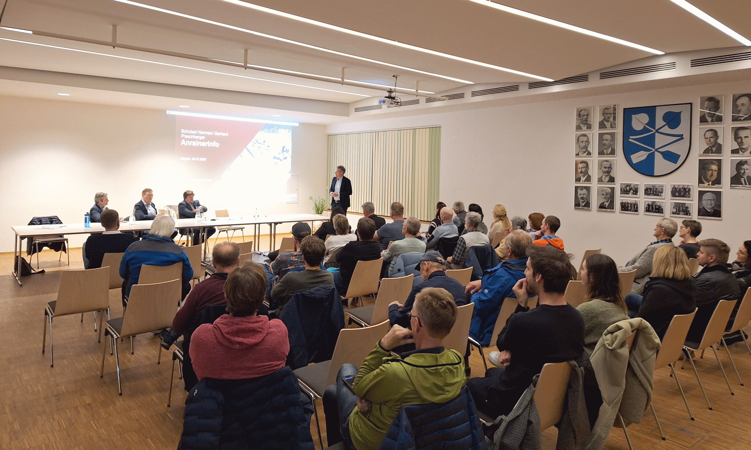 Eindrücke von der Informationsveranstaltung am 25. Februar 2025 im Gemeindesaal Angath. Die Projektleitung präsentierte Details zur Bauabwicklung.