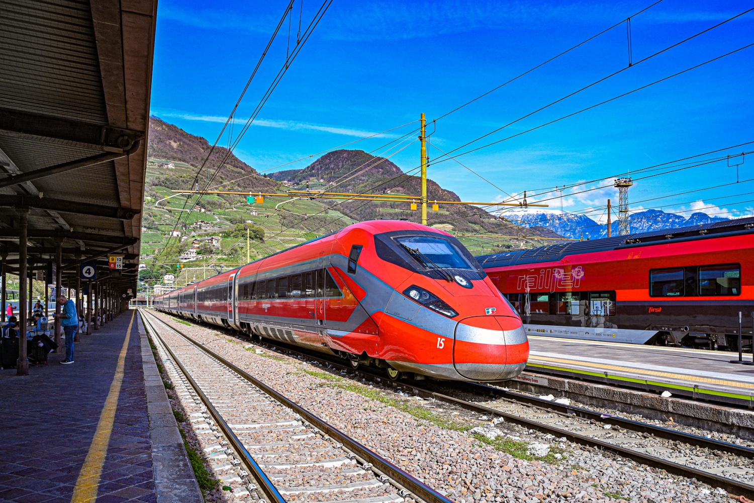 Foto eines Frecciarossa ETR 1000 von Trenitalia in Bozen / Bolzano. Im Hintergrund ein Railjet der ÖBB.