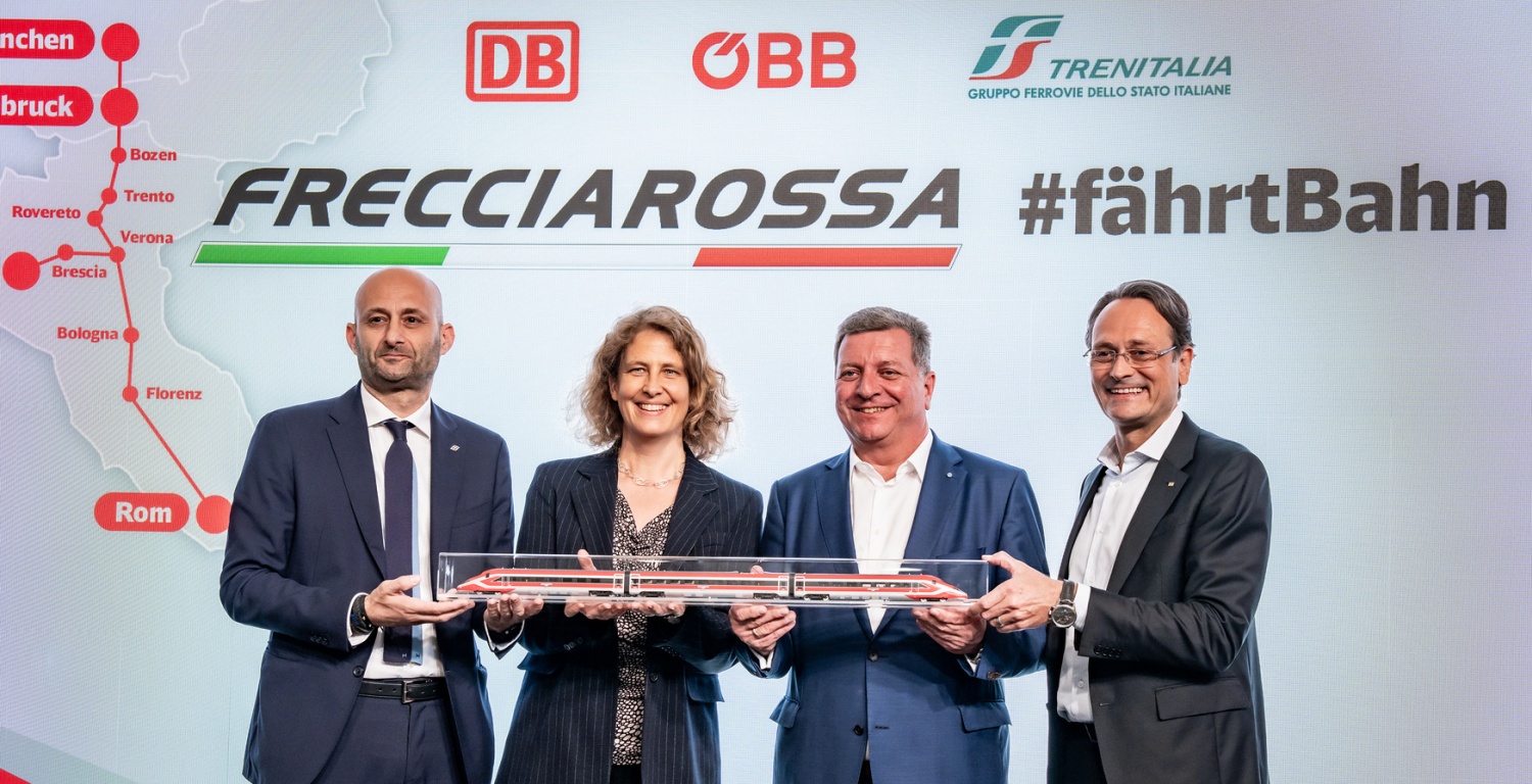 Foto von der Veranstaltung in München: Gianpiero Strisciuglio (Trenitalia), Dr. Sabine Stock (ÖBB Personenverkehr), Christian Bernreiter (Bayerischer Verkehrsminister) und Dr. Michael Peterson (Personenfernverkehr DB)